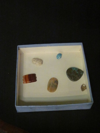 A carved section of agate, 2 small hardstone carved scarabs, a section of turquoise and a 9ct gold padlock clasp