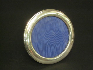 A circular silver easel photograph frame 5 1/2"