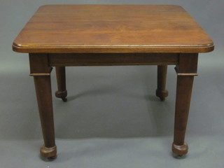 An Edwardian mahogany extending dining table, raised on  club supports with 1 extra leaf
