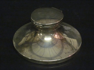 A silver capstan inkwell, London 1921, 4 1/2", no liner