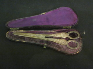 A pair of Victorian silver grape scissors, London 1880, 2 ozs, cased