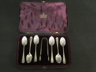 A set of 6 engraved silver coffee spoons complete with tongs, London 1890, 2 ozs, cased
