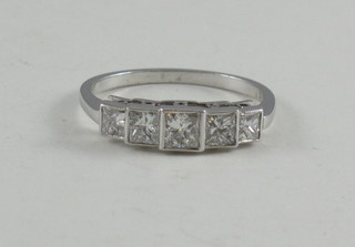 A lady's 18ct white gold dress ring set 5 princess cut diamonds, approx 0.90ct