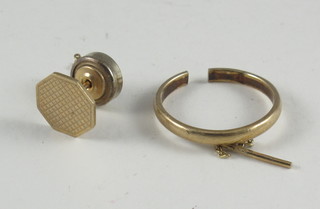 A 9ct gold wedding band, cut, together with a tie tack
