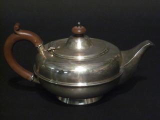 A circular silver teapot Birmingham 1926, 14 1/2 ozs