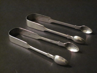 2 Victorian silver fiddle pattern sugar tongs, London 1861 and London 1873, 3 ozs