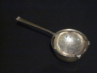 A silver tea strainer and stand, Sheffield 1954, 2 ozs