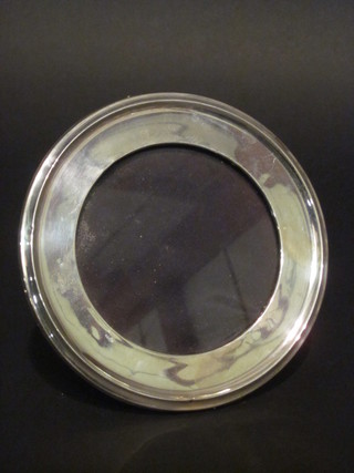 A circular silver easel photograph frame 7"