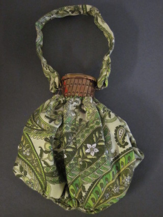 A fabric purse with metal expanding clasp