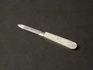 An Edwardian silver folding fruit knife with silver blade and  mother of pearl grip, Sheffield 1904