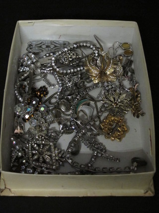 A quantity of various costume jewellery