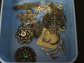 A quantity of various costume jewellery