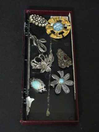 A small collection of costume jewellery including brooches