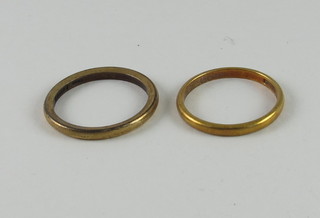 An 18ct gold wedding band and 1 other wedding band