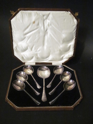 A cased set of 7 silver plated spoons