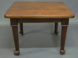 An Edwardian mahogany extending dining table, raised on club  supports with 1 extra leaf