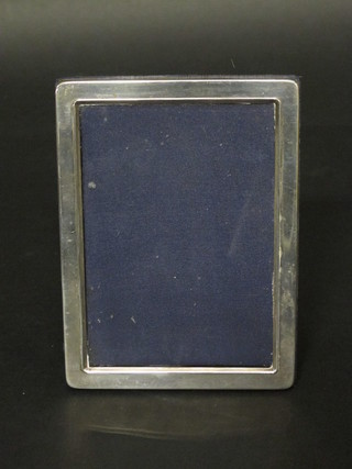 A modern plain silver easel photograph frame 6" x 4"