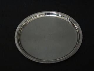 A circular silver salver, London 1976, 6 1/2", 6 1/2 ozs