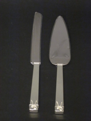 A Wedgwood Vera Wang silver plated cake slice and bread knife