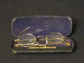 2 pairs of spectacles in gilt metal frames