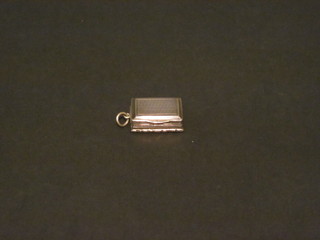 A Georgian silver vinaigrette with engine turned decoration, grill missing