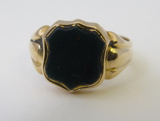 A gentleman's 15ct gold signet ring set a shield shaped  bloodstone