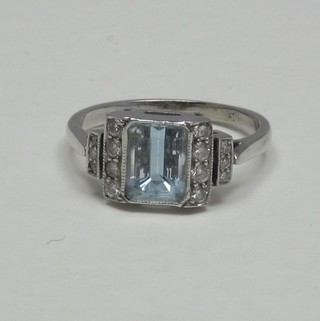 A lady's 18ct white gold dress ring set an aquamarine with 7 diamonds to each shoulder