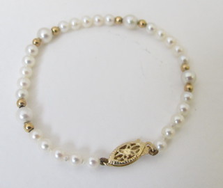 A cultured pearl bracelet with gold clasp