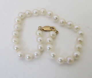 A lady's pearl bracelet with gold clasp