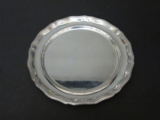 A white metal platter with bracketed border 11"