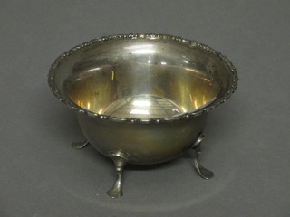 A circular silver sugar bowl raised on 4 hoof supports, 2 ozs