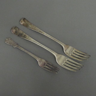 A George III silver fiddle pattern fork, London 1795, 1 other George III fork and a small fork, 3 1/2 ozs