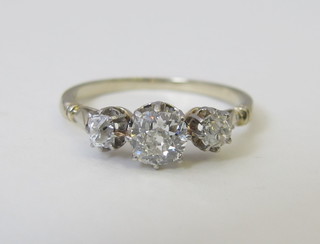 A lady's 18ct gold dress ring set 3 diamonds, approx 1ct