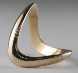 A 9ct gold dress ring in the shape of a wishbone