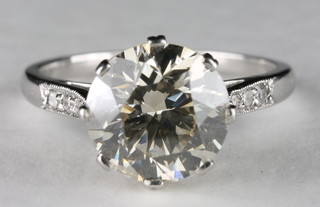 A lady's 18ct white gold dress ring set a solitaire diamond and with 6 diamonds to the shoulders, approx 2.80ct