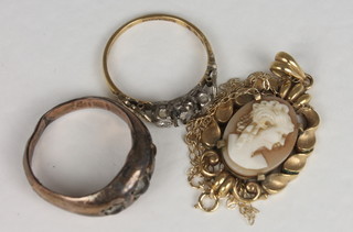 A shell carved cameo pendant hung on a gilt metal chain and 2  gilt metal rings