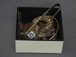 A collection of costume jewellery including ivory and other brooches etc