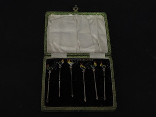 A set of 6 silver coffee spoons, Sheffield 1922, 3 ozs
PLEASE NOTE: The image shown is Lot 1136 and NOT 1135. Items are sold to description and not image.
