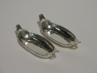 A pair of Edwardian boat shaped silver dishes with planished decoration Birmingham 1907 2 ozs