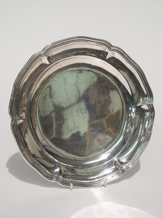 A Sterling circular plate with bracketed border, 10 ozs
