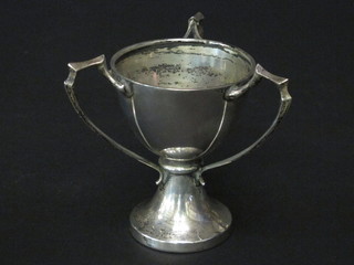 A silver 3 handled trophy cup raised on a circular spreading foot, Birmingham 1927 3 1/2 ozs
