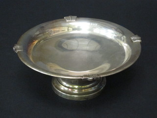 A circular silver pedestal bowl, Birmingham 1920 9 ozs