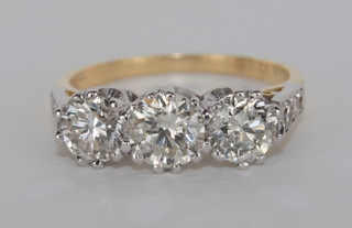 An 18ct yellow gold dress ring set 3 circular cut diamonds approx. 2.01ct