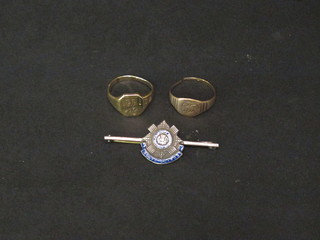 2 gold signet rings, cut, and a silver and enamelled Scots Guard sweetheart brooch
