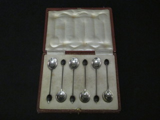 A set of 6 silver bean end coffee spoons, Sheffield 1907, cased