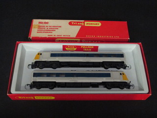 A Triang Pullman train R555C together with a matching  carriage R426, boxed