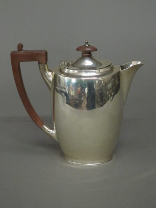 A Georgian style silver hotwater jug, Sheffield 1932 13 1/2 ozs