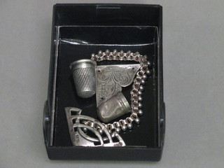 2 silver thimbles, a small silver chain etc