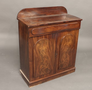A Victorian mahogany chiffonier with raised back, fitted 1 long drawer above a cupboard enclosed by arch panelled doors, raised  on a platform base 32"