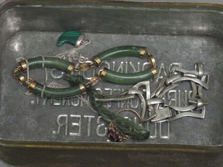 A 9ct gold ring, a polished malachite pendant in the form of a tigers tooth, a gilt and green hardstone bracelet and 1 other  bracelet